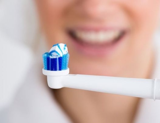 Как правильно чистить зубы электрической щеткой