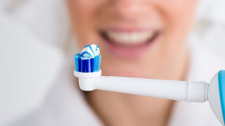 Как правильно чистить зубы электрической щеткой