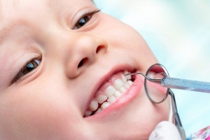 Нужно ли лечить молочные зубы у детей