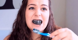 Чистка зубов углем и зубной пастой
