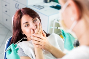 Испуганная девушка в кабинете стоматолога