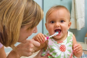 Малышка чистит зубки